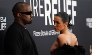 Bianca Censori, esposa de Kanye West, sorprende en los Grammy 2025 con atrevido vestido transparente que la dejó al desnudo