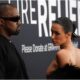 Bianca Censori, esposa de Kanye West, sorprende en los Grammy 2025 con atrevido vestido transparente que la dejó al desnudo