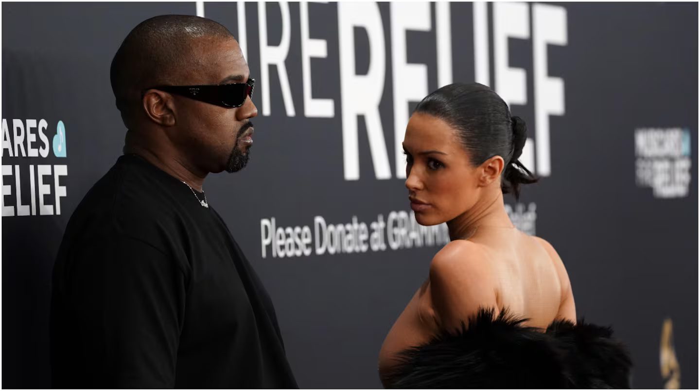 Bianca Censori, esposa de Kanye West, sorprende en los Grammy 2025 con atrevido vestido transparente que la dejó al desnudo